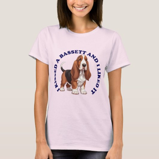 バセットハウンドの子犬にキスをした Tシャツ (正面)