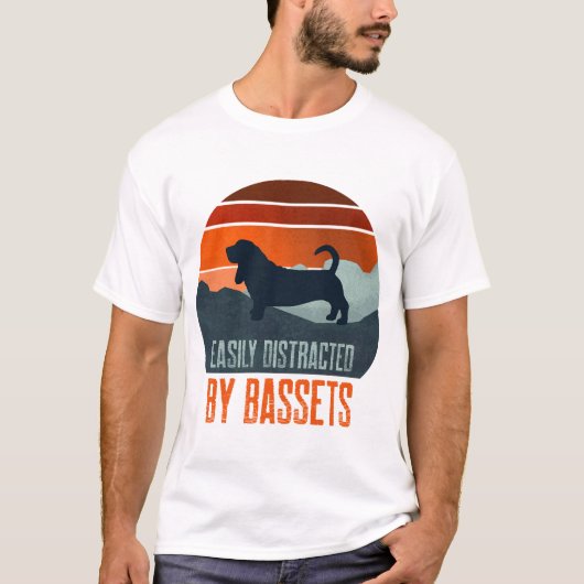 バセットハウンドの散歩に気を取られがち Tシャツ (正面)