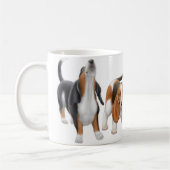 バセットハウンドの音楽的なトリオのマグ コーヒーマグカップ (左)