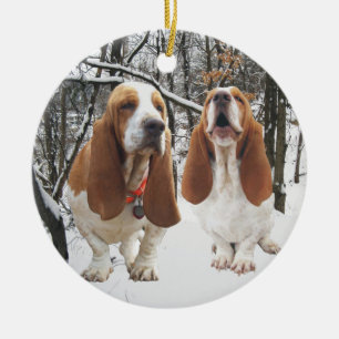 バセットハウンドのSnowyの森のクリスマスのオーナメント セラミックオーナメント