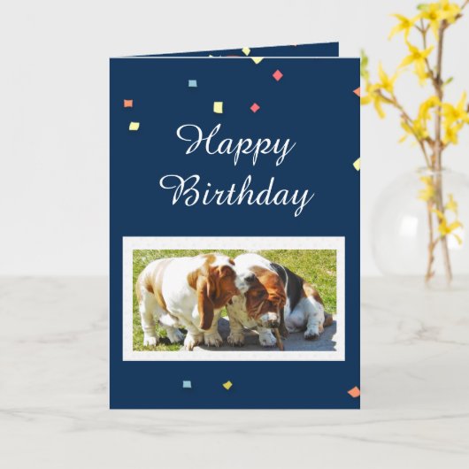 バセットハウンド及び気球が付いているかわいいバースデー・カード カード (黄色い花)