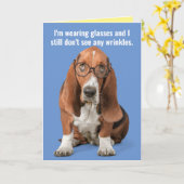 バセットハウンド眼鏡を着て、しわを見ない カード (黄色い花)