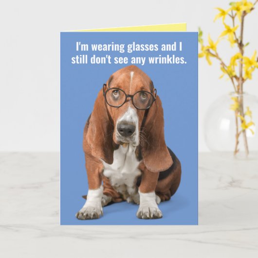 バセットハウンド眼鏡を着て、しわを見ない カード (黄色い花)