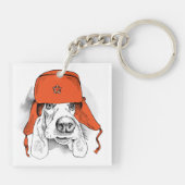 バセットハウンド|赤いUshankaの帽子 キーホルダー (裏面)