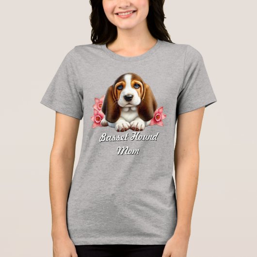 バセット犬の子犬と花 トライブレンドＴシャツ (正面)