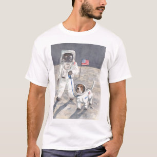 バセット犬の月の歩行 Tシャツ