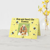 バセット誕生日カーストップド – 「そして花の香り」 カード (黄色い花)