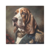 バセット・ハウンドはナポレオンの衣装を着ている メタルプリント (正面)