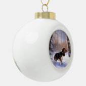 バセット・ハウンドは雪のクリスマスを過ごした セラミックボールオーナメント (左)