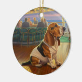 バセット・ハウンド・クリスマスクルーズ：ポーソームホリデー セラミックオーナメント (左)