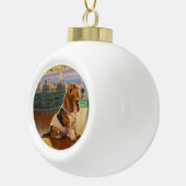 バセット・ハウンド・クリスマスクルーズ：ポーソームホリデー セラミックボールオーナメント (右)