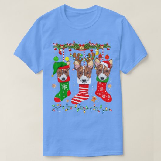 バセンジドッグインクリスマスソックス照明クリスマス Tシャツ (デザイン正面)