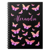 バタフかわいらしァンパターンのピンクの黒い名前 ノートブック (正面)