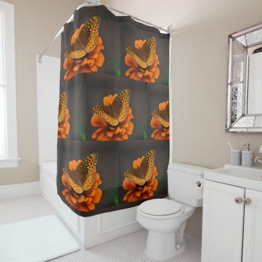 バタフライオンオレンジ《植物》百日草パターン シャワーカーテン (インサイチュ)
