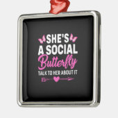バタフライギフト |彼女は社交的な蝶 メタルオーナメント (左)