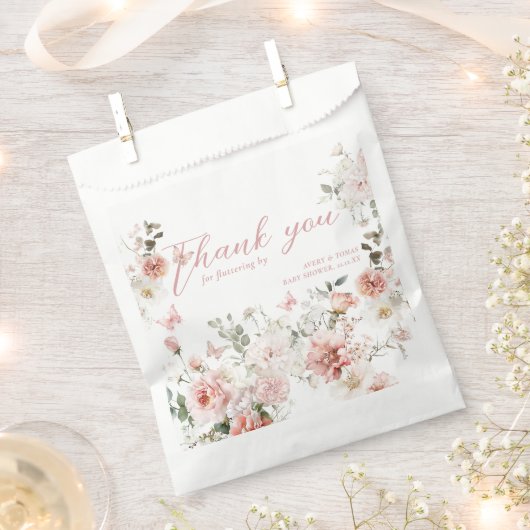 バタフライピンクのフローラ赤ちゃんシャワー フェイバーバッグ (クリップ留めされた状態)