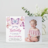 バタフライピンクパープルガールズ誕生日写真 招待状 (スタンド正面)