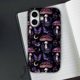 バタフライ・マッシュルーム・フラワーダークウィッチパターン iPhone 16ケース