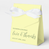 バターイエローとセージのミニマル結婚リスト フェイバーボックス (正面サイド)