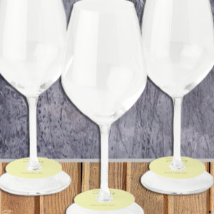 バターイエローとセージのミニマル結婚リスト ワイングラスタグ