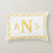 バターイエロースクエアギリシャ鍵モノグラム アクセントクッション (正面)