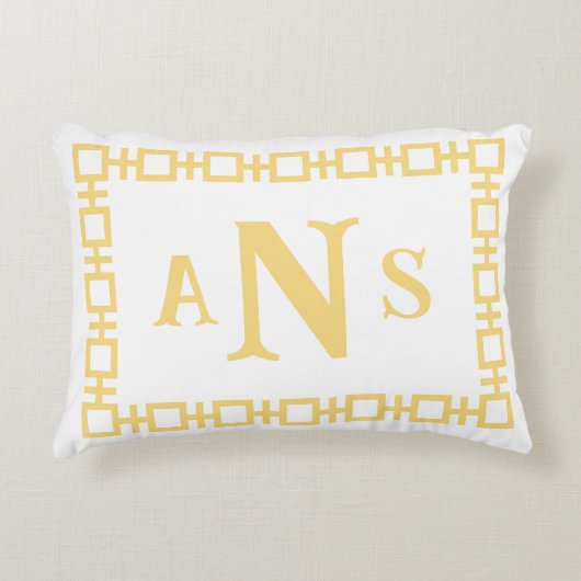 バターイエロースクエアギリシャ鍵モノグラム アクセントクッション (正面)