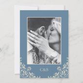 バターイエローダスティブルーミニマル日付を保存 招待状 (裏面)