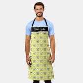 バターイエローホワイト水玉模様ボウパーソナライズされた エプロン (着用した状態)