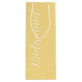 バターイエロー結婚の花嫁の様式化スクリプト ワインギフトバッグ (裏面)