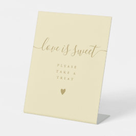 バターカップの黄色いLove+Is+Sweetお菓子の引出物  台座サイン