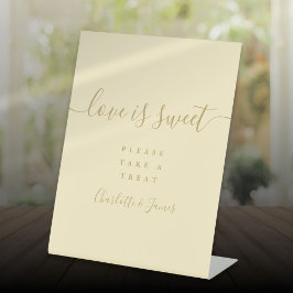 バターカップの黄色とゴールドのLove Is Sweetギフト 台座サイン