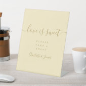 バターカップの黄色とゴールドのLove Is Sweetギフト 台座サイン (インサイチュ)