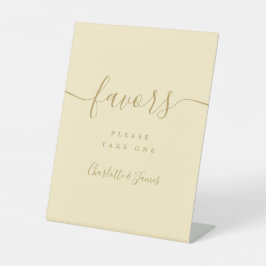 バターカップイエローと金ゴールド結婚式の引き出物テーブル 台座サイン