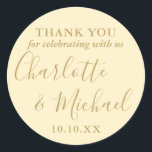 バターカップイエローシグネチャー結婚式の引き出物ありがとう ラウンドシール<br><div class="desc">バターカップ黄色の署名結婚式の引き出物感謝していあなたはクラシックラウンドのシール特徴の署名スタイル名。シックな感謝してい金ゴールドタイポグラフィで特別な情報でパーソナライズ。Thisisnomeによる設計©</div>