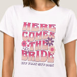 バチェロレッテこ来この花嫁グルーヴィ Tシャツ<br><div class="desc">このTシャツを使って今後のバチェロレッテに素晴らしスプラッシュパーソナライズされたする。あなたは祝はバッハ旅行でも、女子の休暇でも、友達の休日でも最高の、このビーチのバチェロレッテのTシャツはあなたの忘れられない休暇に完璧に追加されカスタムる。名前をカスタムする、場所、および文字オプションを使用して、バチェロレッテの服装に個人touchを追加する。お想像スポーツの客様の特別なイベントを記念して独自にデザインされた上品なtシャツミニマルとレトロなデザインは、ビーチの思い出が消えた後に長い間大切にするシックでタイムレスな外観を保証する。レトロなデザインのエッセンスを取り込み、服の心地よいを楽モダンしむ。このヴィンテージインスパイアシャツは両方の世界を楽に最高の混合させる。太陽に浸されたビーチからナイトライフまで鮮やか、これらのシャツはスタイルと心地よいの典型である。理想的なバチェロレッテを探す?もう見ろ!このカスタムTシャツはスタイルで分隊を団結させるだけでなく、忘れられないパーティーの好意と同じくらい二重に。あなたの女の子はあなたのビーチバチェロレッテの冒険からこれらの記念品を崇拝し、笑いの思い出を思い出させ、結合、そして無限のおもしろいを共有した。この気にバチェロレッテは、ビーチサイドの脱進機に耐えるように作られている。この高品質生地は、海岸の日当たりの良い日のために軽量で通気性を維持しながら永続的なキープサクを確保する。あなたは波や踊りでカクテルを飲むかどうかは遠くに、このカスタムTシャツは、あなたのバチェロレッテの贅沢のあらゆる瞬間のための完璧なアンサンブルである。touchパーソナライズされたとシックなデザインは、忘れられない旅の本質を捉えるInstagramの価値のある写真のために作る。このビーチバチェロレッテTシャツで頭を回し、永続的な思い出を作るカスタム準備をしなさい。詳細を通して個性を輝かせパーソナライズされた、レトロなビーチサイドのお祝いの魔法に楽しめインスパイアる。今すぐ買い物し、あなたのバチェロレッテを覚えるイベントにする!</div>