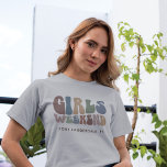 バチェロレッテガールズウィークエンド70sレトロ tシャツ<br><div class="desc">究極の女の子の旅の精神を受け入れカスタムるレトロタイポグラフィバチェロレッテ週末Tシャツ！このシックでスタイリッシュトップは、あなたの女性と思い出に残る休暇の完璧な記念として機能しお気に入りのている。シャツの正面には、あなたの特別な週末のおもしろいと友情インスパイアを完璧にキャプチャする魅力的なヴィンテージ「ガールズウィークエンド」タイポグラフィが展示されている。その遊び心に渦巻いたレタリングと色鮮やかは、黄金の日に戻って輸送し、任意の服と組み合わせて懐かしい魅力を追加する。</div>