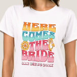 バチェロレッテグルーヴィレトロウェー文字花嫁 Tシャツ<br><div class="desc">このTシャツを使って今後のバチェロレッテに素晴らしスプラッシュパーソナライズされたする。あなたは祝はバッハ旅行でも、女子の休暇でも、友達の休日でも最高の、このビーチのバチェロレッテのTシャツはあなたの忘れられない休暇に完璧に追加されカスタムる。名前をカスタムする、場所、および文字オプションを使用して、バチェロレッテの服装に個人touchを追加する。お想像スポーツの客様の特別なイベントを記念して独自にデザインされた上品なtシャツミニマルとレトロなデザインは、ビーチの思い出が消えた後に長い間大切にするシックでタイムレスな外観を保証する。レトロなデザインのエッセンスを取り込み、服の心地よいを楽モダンしむ。このヴィンテージインスパイアシャツは両方の世界を楽に最高の混合させる。太陽に浸されたビーチからナイトライフまで鮮やか、これらのシャツはスタイルと心地よいの典型である。理想的なバチェロレッテを探す?もう見ろ!このカスタムTシャツはスタイルで分隊を団結させるだけでなく、忘れられないパーティーの好意と同じくらい二重に。あなたの女の子はあなたのビーチバチェロレッテの冒険からこれらの記念品を崇拝し、笑いの思い出を思い出させ、結合、そして無限のおもしろいを共有した。この気にバチェロレッテは、ビーチサイドの脱進機に耐えるように作られている。この高品質生地は、海岸の日当たりの良い日のために軽量で通気性を維持しながら永続的なキープサクを確保する。あなたは波や踊りでカクテルを飲むかどうかは遠くに、このカスタムTシャツは、あなたのバチェロレッテの贅沢のあらゆる瞬間のための完璧なアンサンブルである。touchパーソナライズされたとシックなデザインは、忘れられない旅の本質を捉えるInstagramの価値のある写真のために作る。このビーチバチェロレッテTシャツで頭を回し、永続的な思い出を作るカスタム準備をしなさい。詳細を通して個性を輝かせパーソナライズされた、レトロなビーチサイドのお祝いの魔法に楽しめインスパイアる。今すぐ買い物し、あなたのバチェロレッテを覚えるイベントにする!</div>