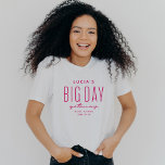 バチェロレッテビッグデイジェウェイピンクカスタマイズ Tシャツ<br><div class="desc">Lea Delaverisデザインの「Big Day Getaway」バチェロレッテコレクションと連携するように設計されたこのおもしろいコーディネートTシャツはおもしろい以外にもシンプルタイプを備えパーソナライズされた、任意の目的地バチェロレッテゲートウェイで動作する。歓迎の素晴らしバッグやパーティー中のゲストを提供するために。ビーチの休暇、スパ旅行、ワインカントリーなどに最適！追加されたおもしろいの場合は、名前またはタイトルを背面に配置できる</div>