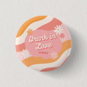 バチェロレッテピンレトロピンク飲インラブ 缶バッジ (正面)