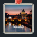 バチカン市夜ローマカトリック教会 メタルオーナメント<br><div class="desc">ローマ法王の夜のバチカン市教会の家。美しいナイトフォト</div>