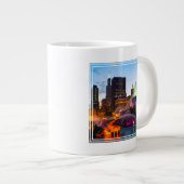 バッキンガムの泉が夜に灯される ジャンボコーヒーマグカップ (正面右)