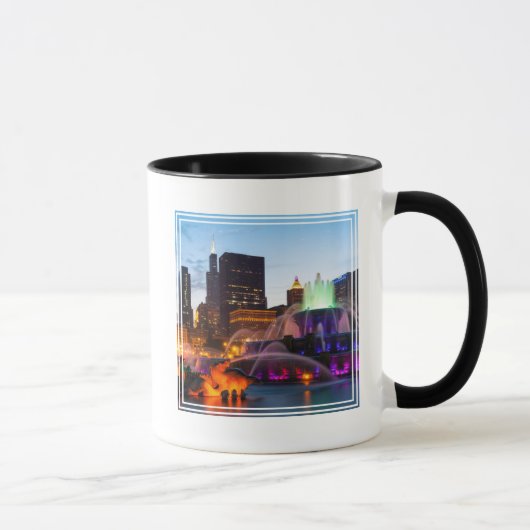 バッキンガムの泉が夜に灯される マグカップ (右)