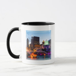 バッキンガムの泉が夜に灯される マグカップ