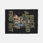 バックとのまわりに見つけ出すトランプおもしろい迷彩柄狩り フリースブランケット (正面(横))