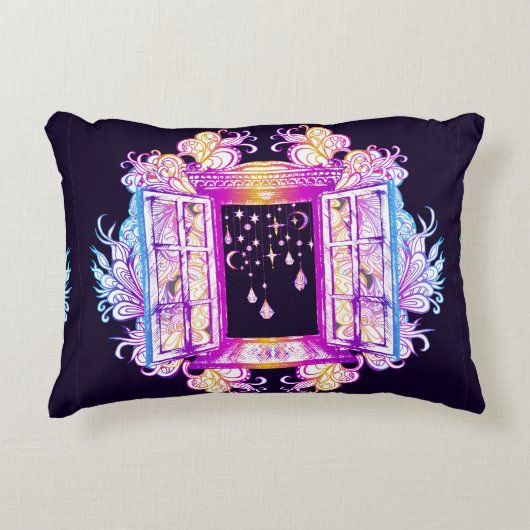 バックに対するペンダントを持つ開いたヴィンテージウィンドウ アクセントクッション (正面)