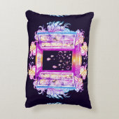 バックに対するペンダントを持つ開いたヴィンテージウィンドウ アクセントクッション (裏面(縦))