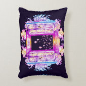 バックに対するペンダントを持つ開いたヴィンテージウィンドウ アクセントクッション (正面(垂直))