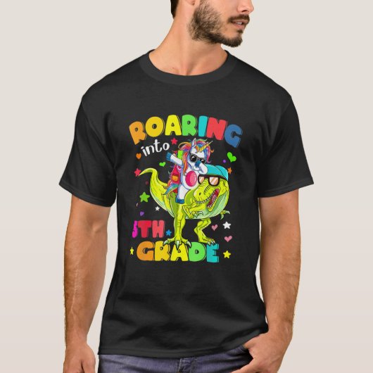 バックに恐竜に乗って轟音の5年生のユニコーン Tシャツ (正面)