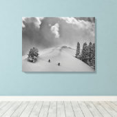 バックカントリーのフレッシュパウダーでクライマー キャンバスプリント (インサイチュ (ウッドフロア))