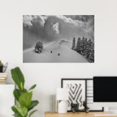 バックカントリーのフレッシュパウダーでクライマー ポスター (ホームオフィス)